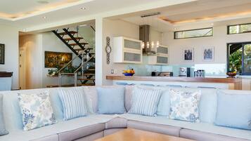 0B | Living room | 32-inch flat-screen TV with satellite channels, LCD TV, DVD player