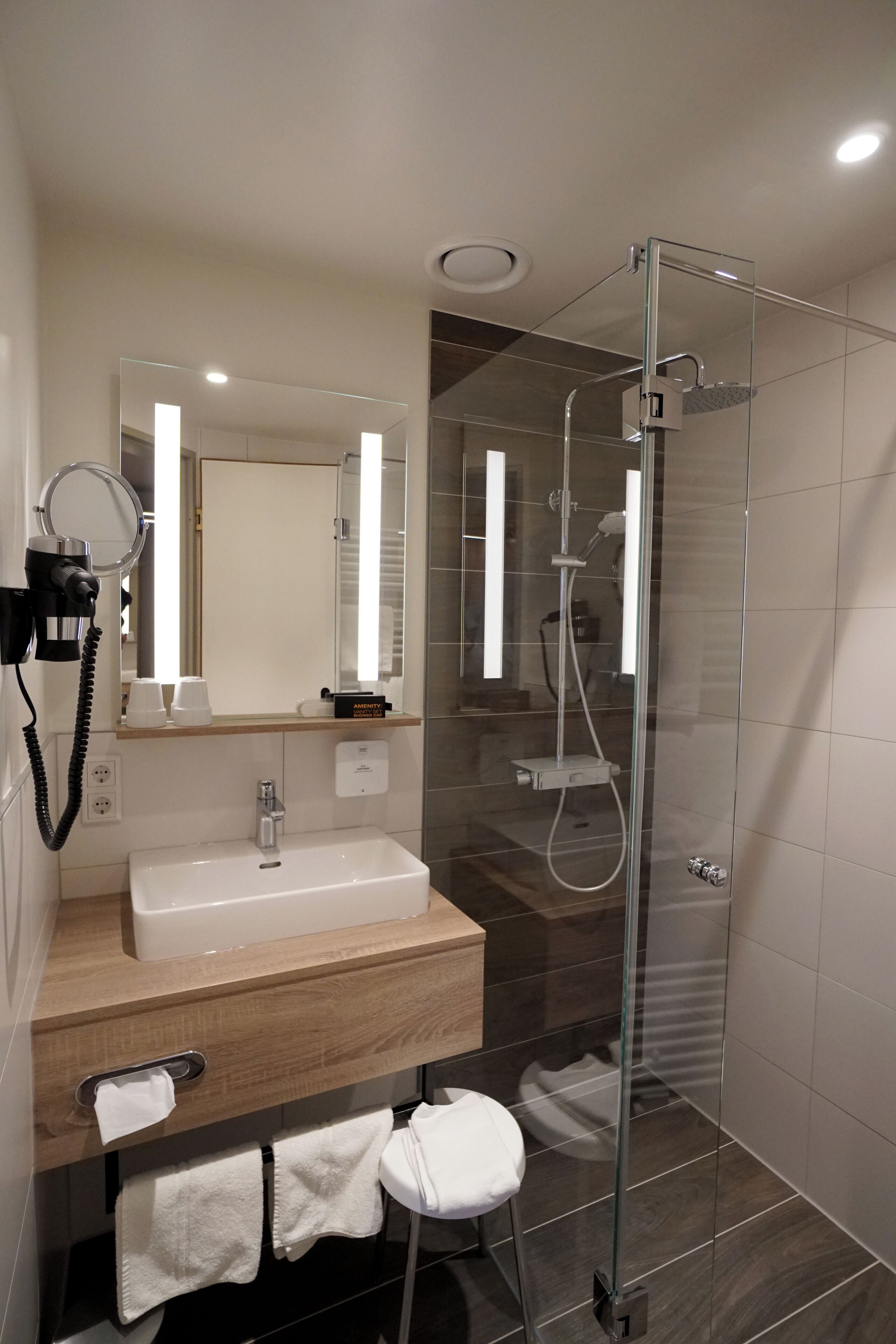 superior double room, balcony (17qm) | bathroom | shower, rainfall showerhead, free toiletries, hair dryer