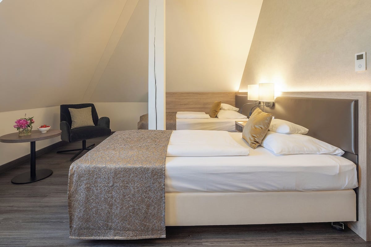 Business Twin Room | Hypo-allergenic bedding, minibar, in-room safe, desk