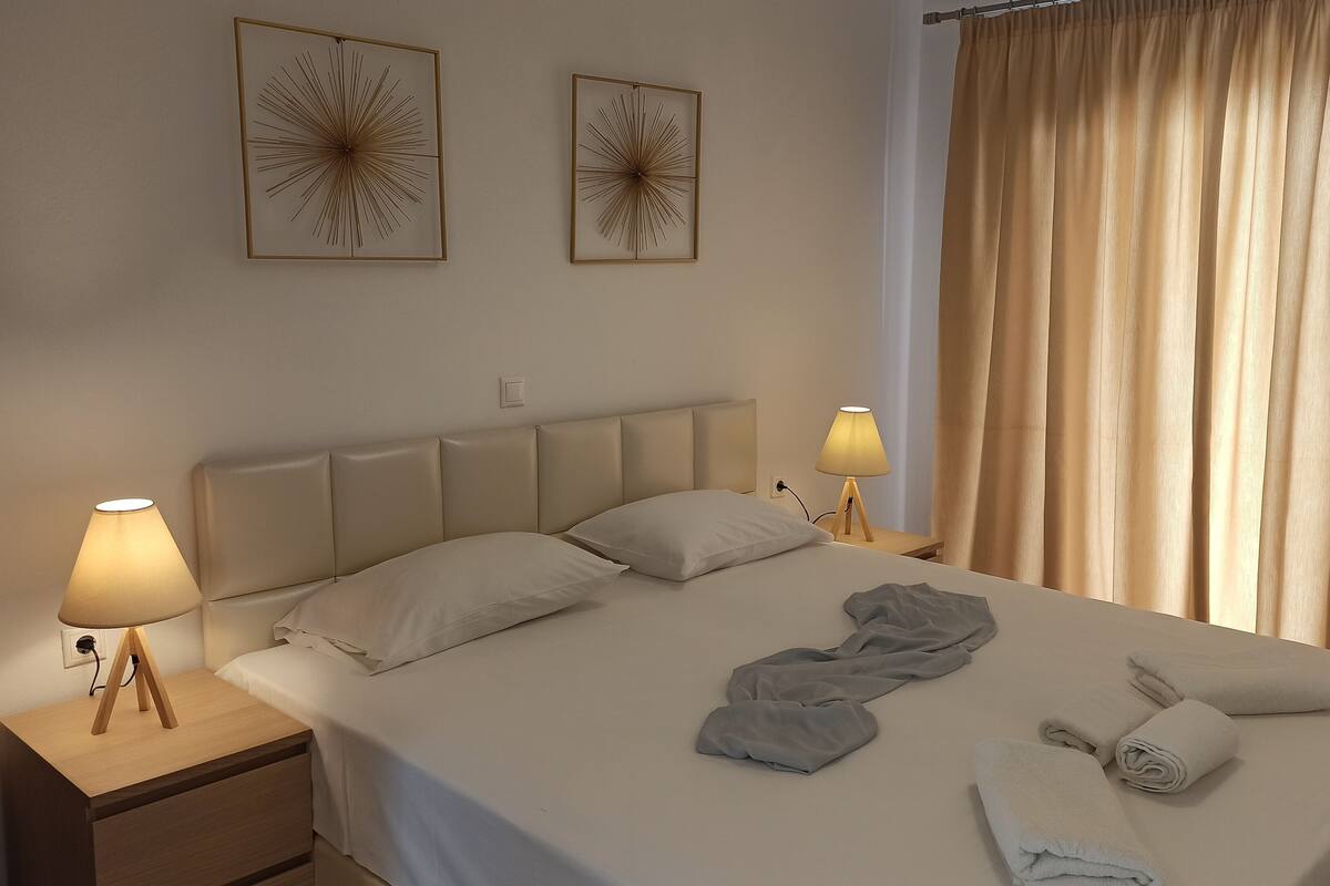 Desk, free cribs/infant beds, rollaway beds, free WiFi
