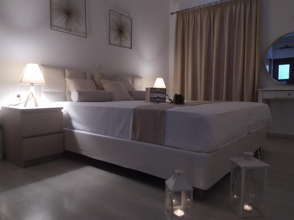 desk, free cots/infant beds, rollaway beds, free wifi