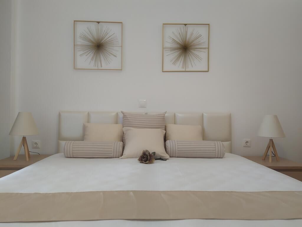 desk, free cots/infant beds, rollaway beds, free wifi