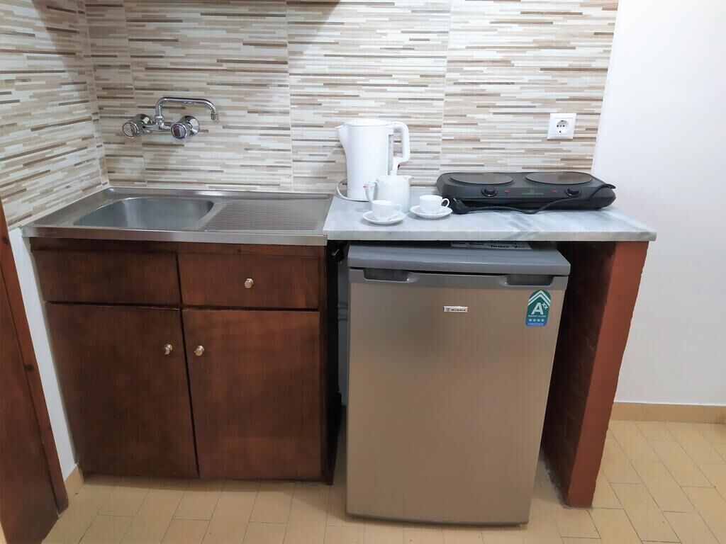 fridge, stovetop, electric kettle, cookware/dishes/utensils