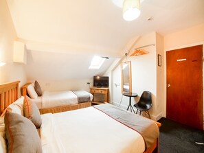 Standard-Vierbettzimmer, 2 Doppelbetten | Bügeleisen/Bügelbrett, kostenloses WLAN, Bettwäsche