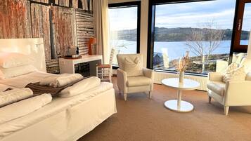 Dobbeltrom – deluxe, havutsikt | Sengetøy av topp kvalitet, senger med overmadrass og skrivebord