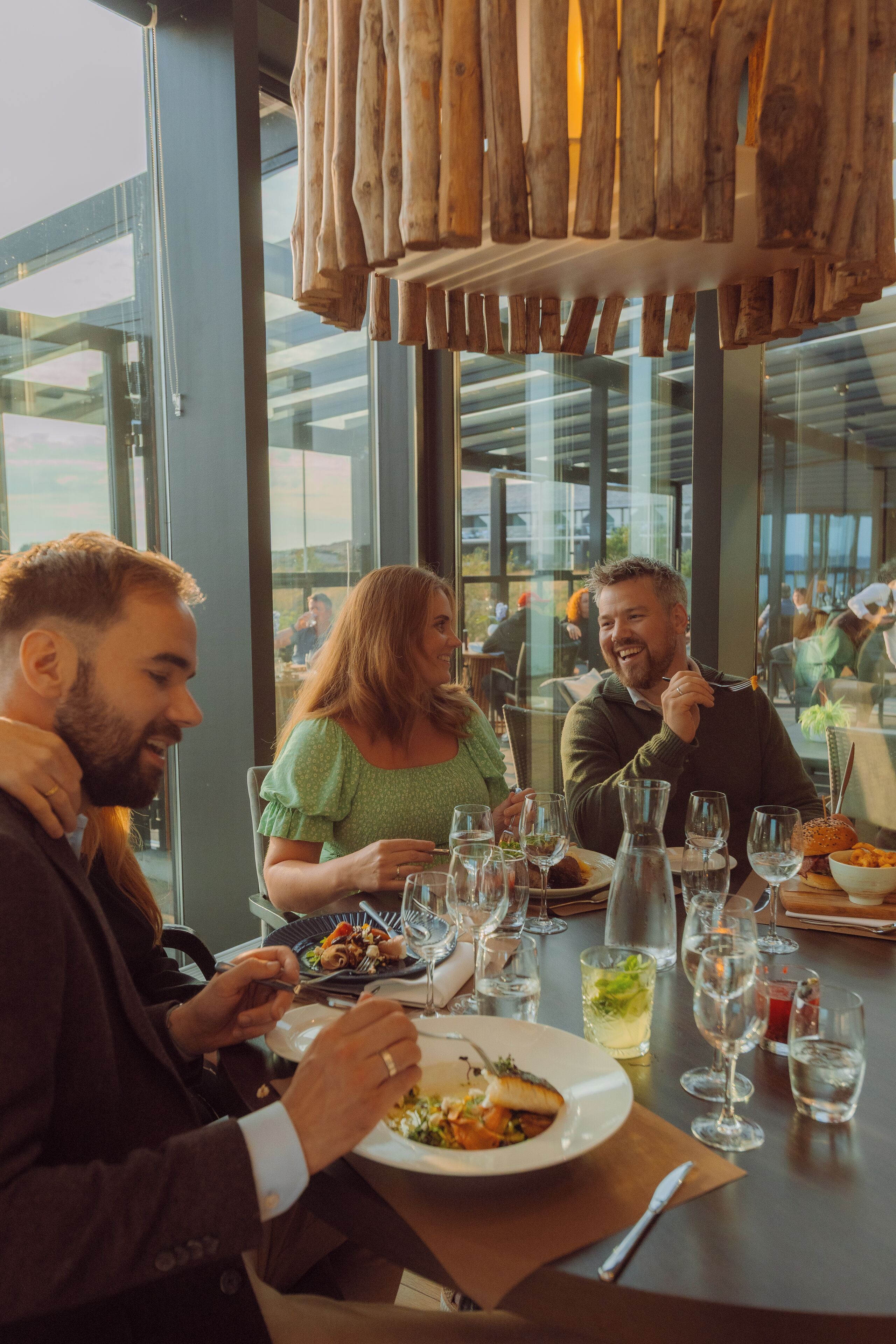 Ein Restaurant mit modernem Design, ausgestattet mit einem großen Fenster und einer besonderen Holzzielung.