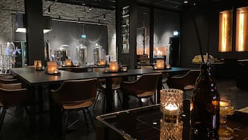 2 bars/lounges