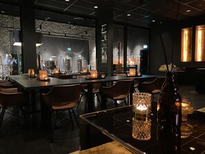 2 bars/lounges