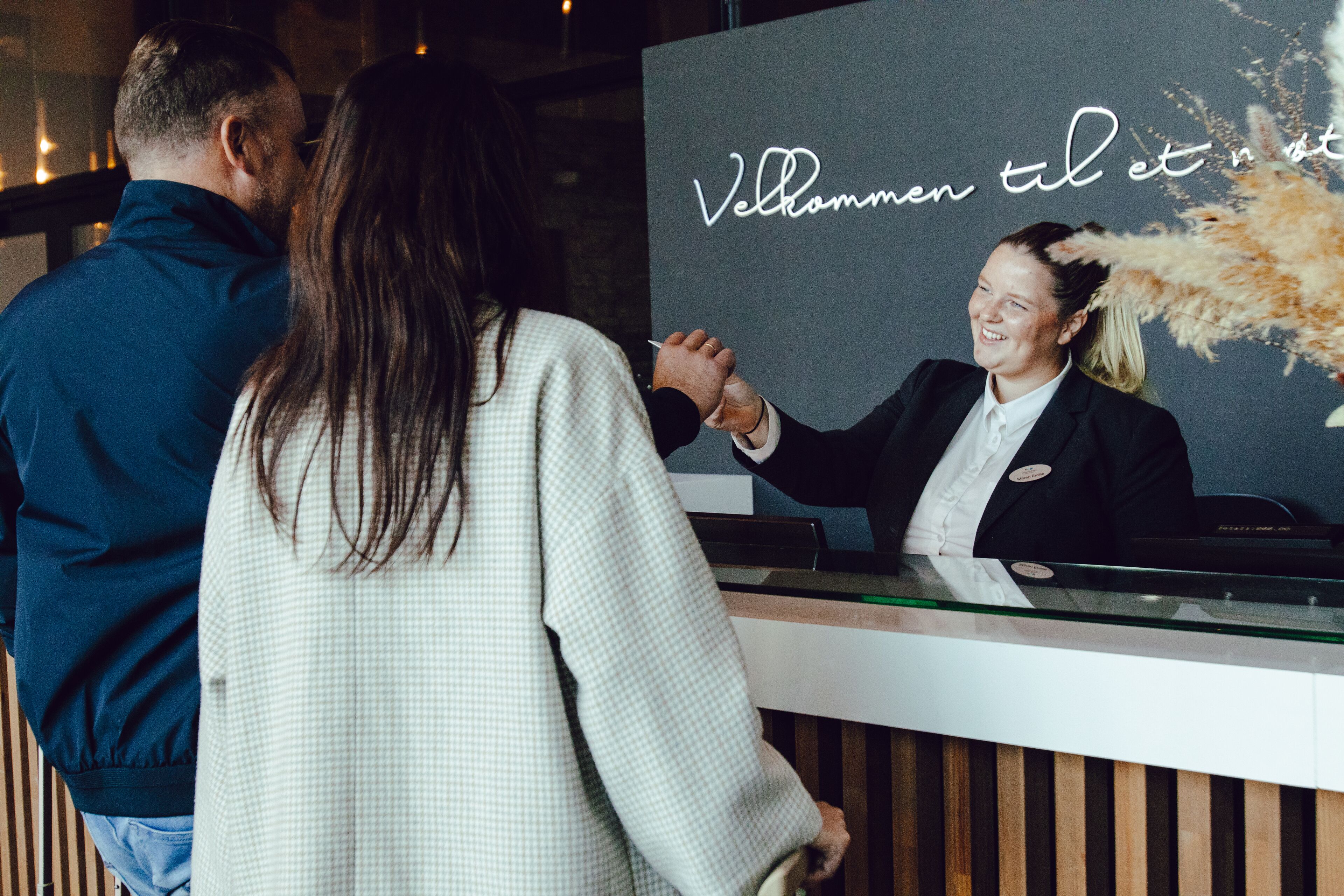 Una mesa de recepción con un letrero que dice 'Velkommen til st.'