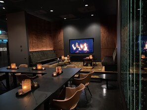 2 bars/lounges