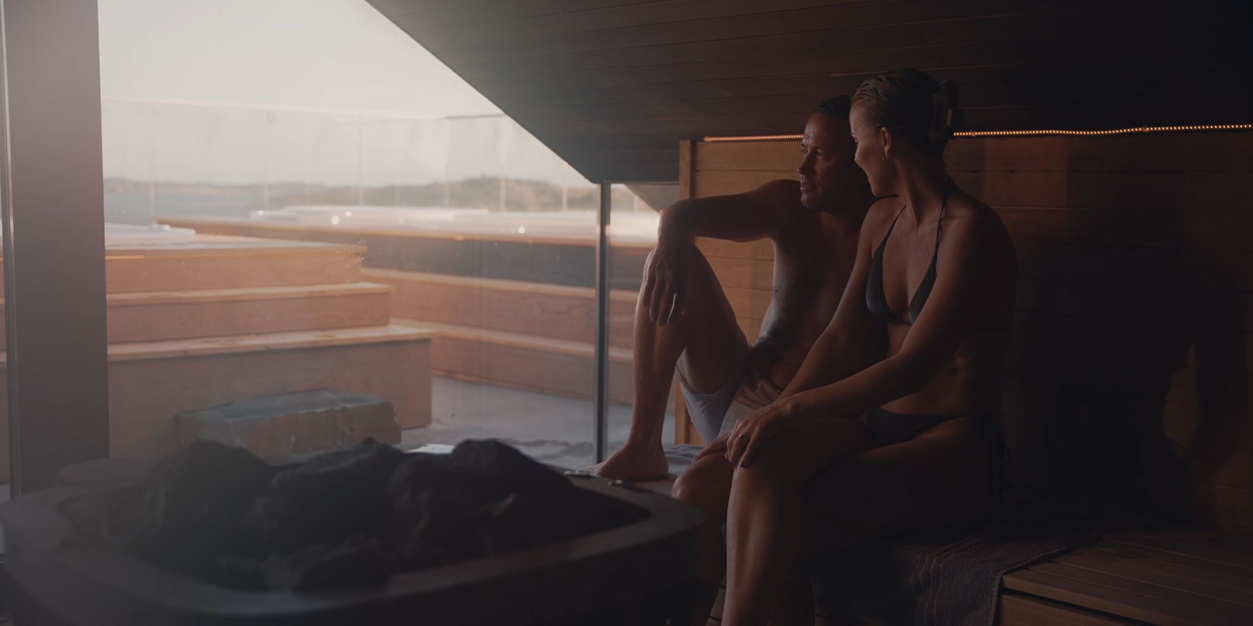 Una pareja sentada junto a una ventana con vistas a un paisaje nevado.