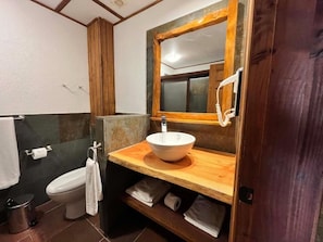Chambre triple supérieure | Salle de bain | Articles de toilette (gratuits), séchoir à cheveux, serviettes fournies