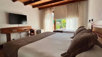 Superior Triple Room | In-room safe, individually decorated, individually furnished, desk