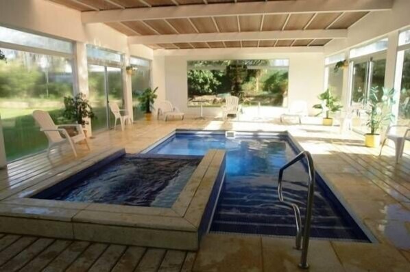 Kolam renang tertutup, kolam renang terbuka bermusim 