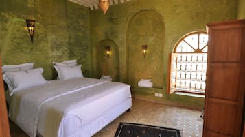 Suíte (Fadila) | 1 quarto, frigobar, cofres nos quartos, individualmente decorados