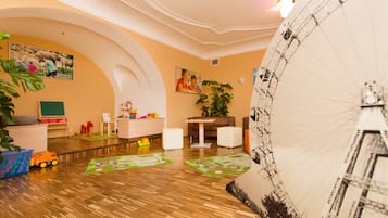 Zona de juegos infantil cubierta