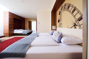 Tallelokero huoneessa, työpöytä, pimennysverhot, silitysrauta/-lauta