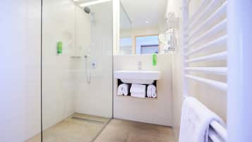 Zimmersafe, Schreibtisch, Verdunkelungsvorhänge, Bügeleisen/Bügelbrett