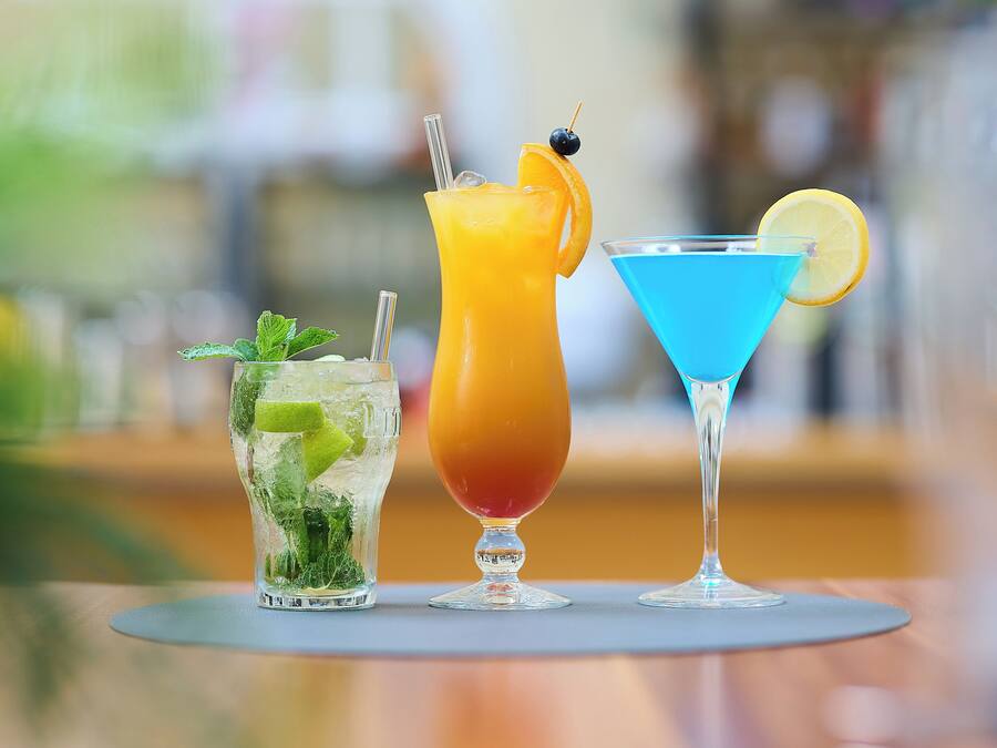 Drei Cocktails auf einem Tisch.