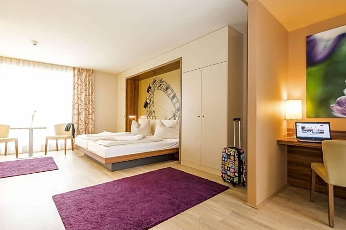 Een kluis op de kamer, een bureau, verduisterende gordijnen