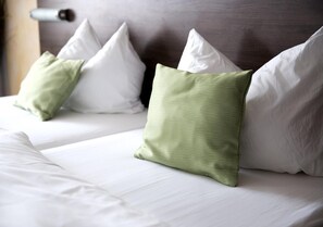 Premium bedding, in-room safe, desk, blackout drapes - Hotel Garni Goldene Traube (Bad Windsheim)