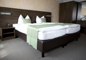 Premium bedding, in-room safe, desk, blackout curtains - Hotel Garni Goldene Traube (Bad Windsheim)
