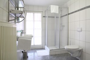 Chuveiro, ducha de hidromassagem, secador de cabelo, toalhas de banho