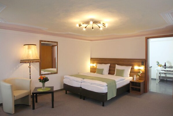 Hochwertige Bettwaren, Zimmersafe, Schreibtisch, Verdunkelungsvorhänge