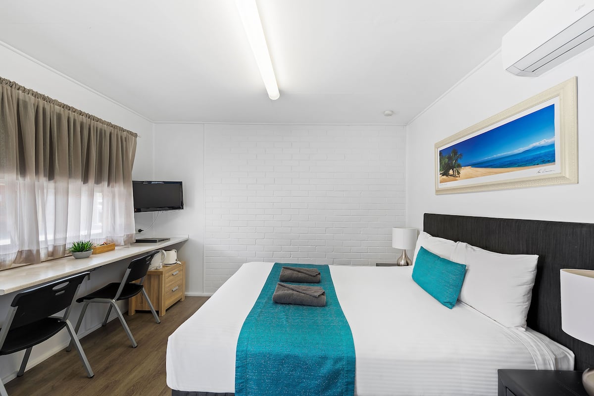 Budget Room | Free WiFi, bed sheets