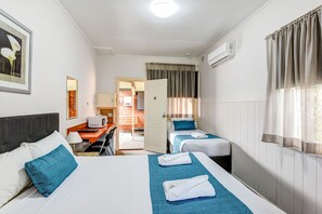 Phòng dành cho gia đình (1 Queen and 1 Single) | Truy cập Internet không dây miễn phí, bộ trải giường 