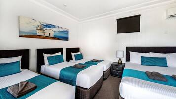 Family Room (1 Queen and 3 Singles) | Free WiFi, bed sheets