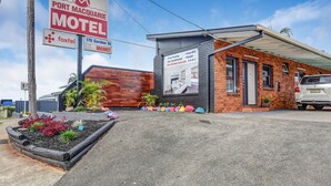 A motel with a signboard advertising free parking, air conditioning, free wifi, and a 5-star rating. - Port Macquarie Motel (Port Macquarie)
