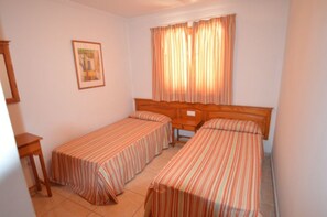 Bungalow, 2 Bedrooms | 2 bedrooms, blackout curtains, free cots/infant beds, WiFi