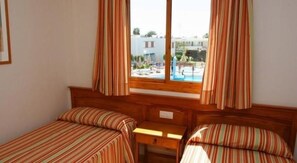 Bungalow, 2 habitaciones | 2 habitaciones, cortinas blackout, cunas gratuitas y wifi 
