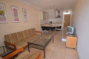 Bungalow, 2 Bedrooms | Living area