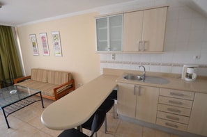 Bungalow, 2 slaapkamers | Privékitchenette | Een koelkast met diepvriezer, een microgolfoven, een kookplaat