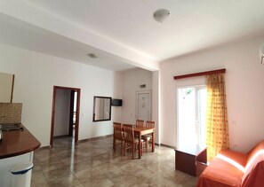 Căn hộ, bếp nhỏ | Két bảo mật tại phòng, bàn, bàn ủi/dụng cụ ủi quần áo, bộ trải giường 