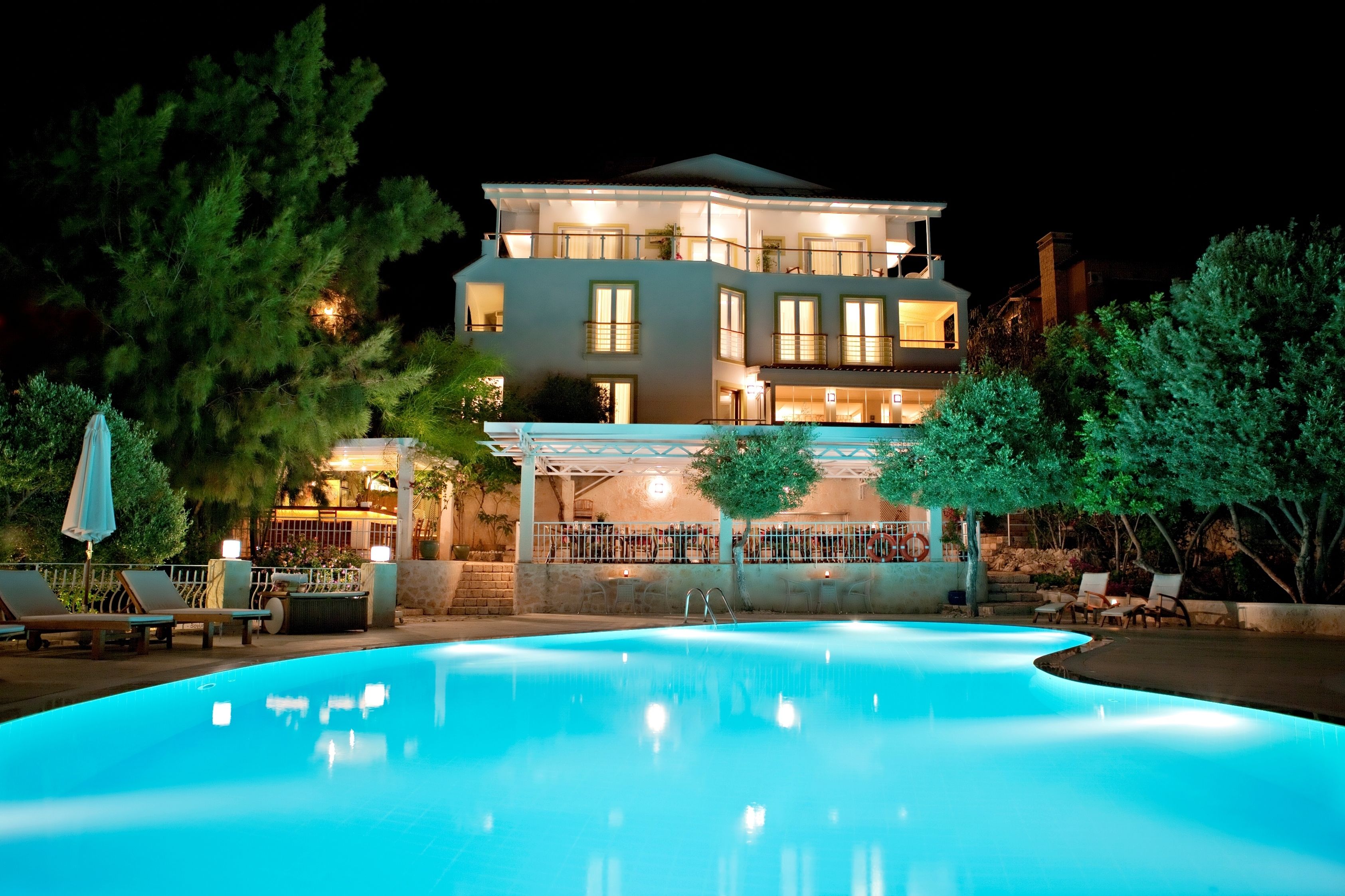 3 outdoor pools, pool umbrellas, pool loungers