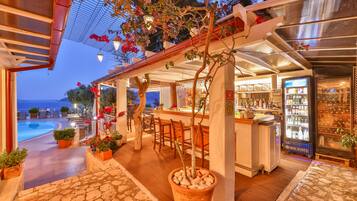 Bar junto a la piscina