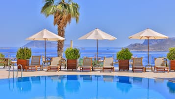 3 outdoor pools, pool umbrellas, pool loungers