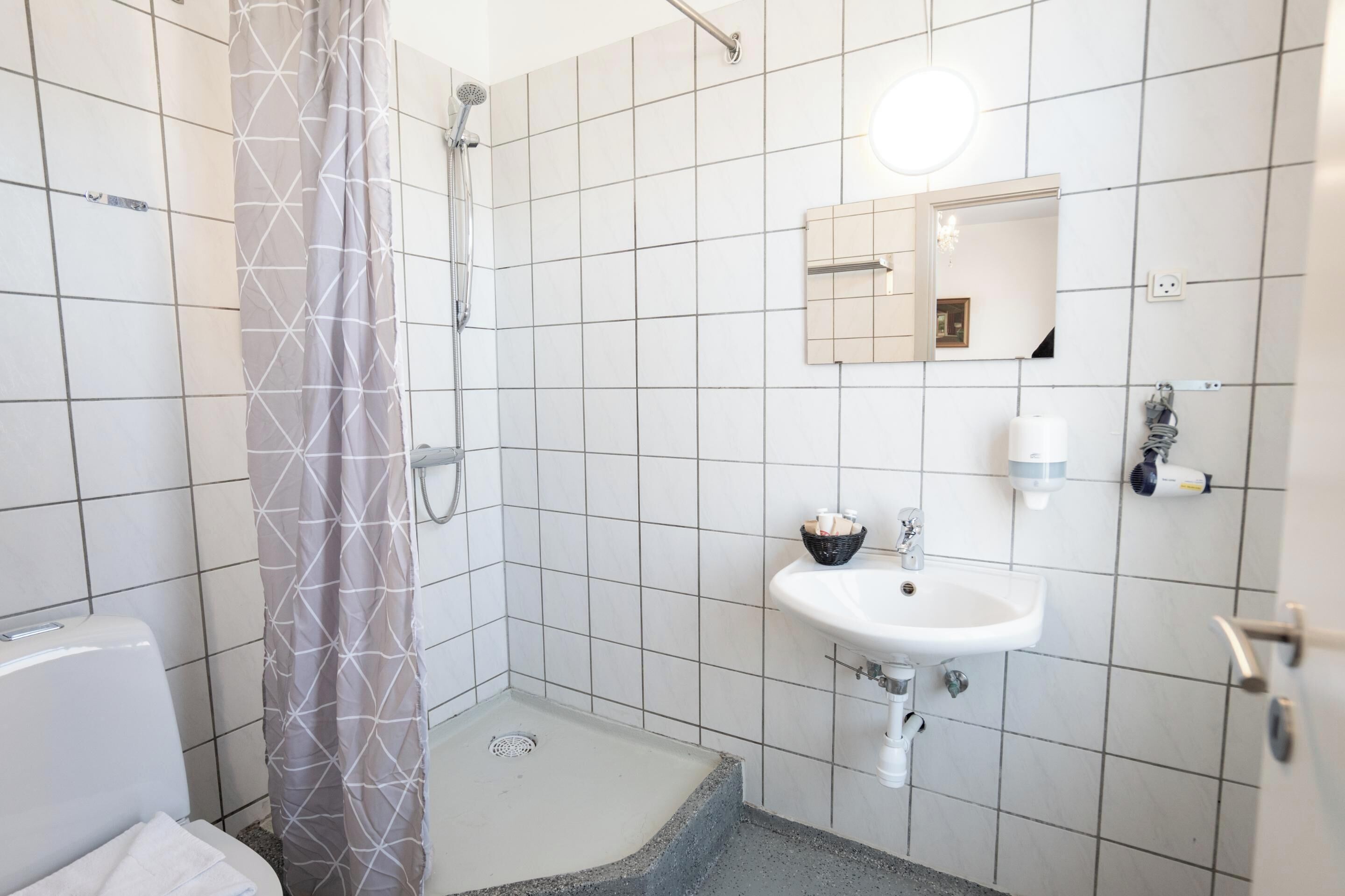 standard double room | bathroom | shower, towels, soap, shampoo