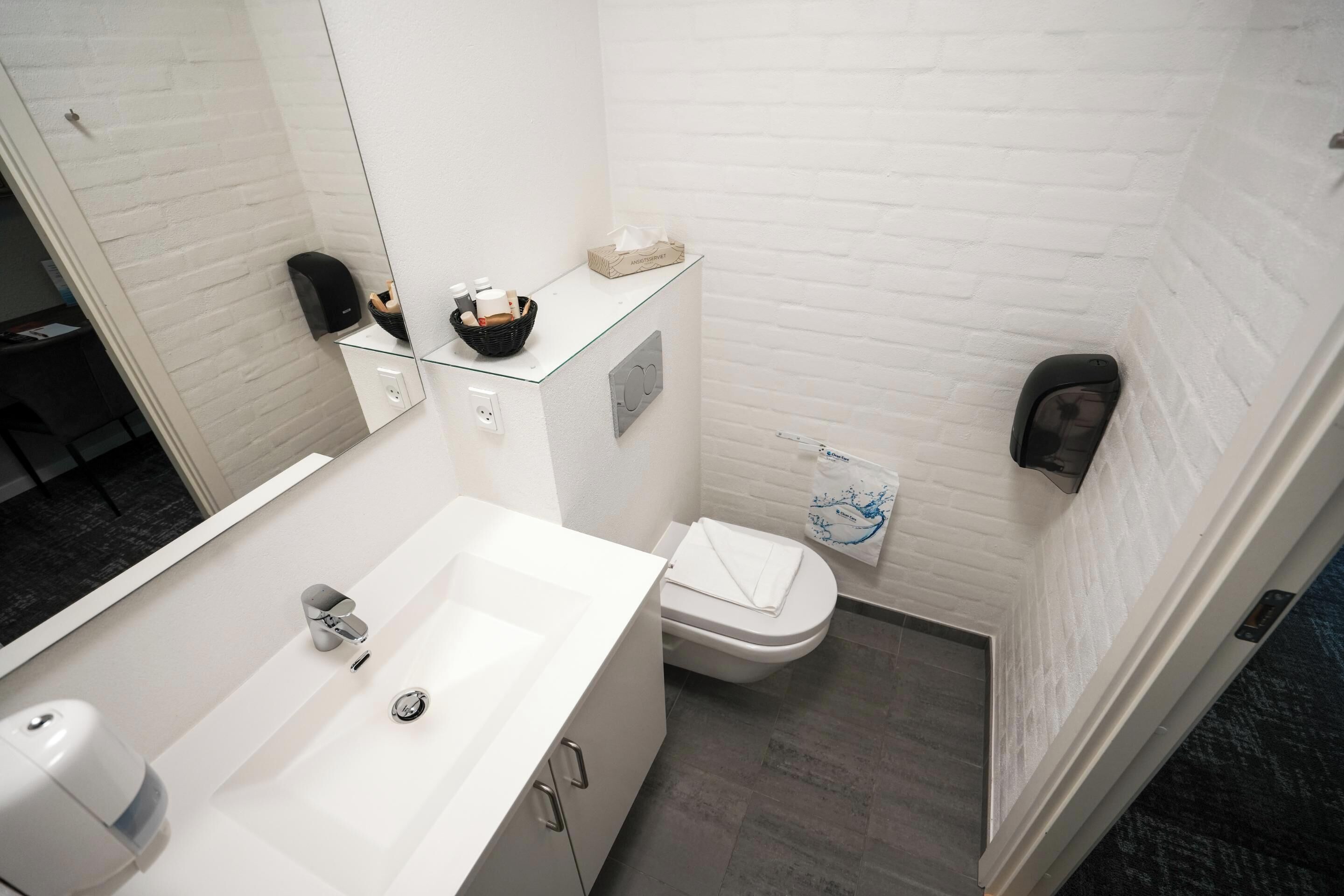 superior double room | bathroom | shower, towels, soap, shampoo