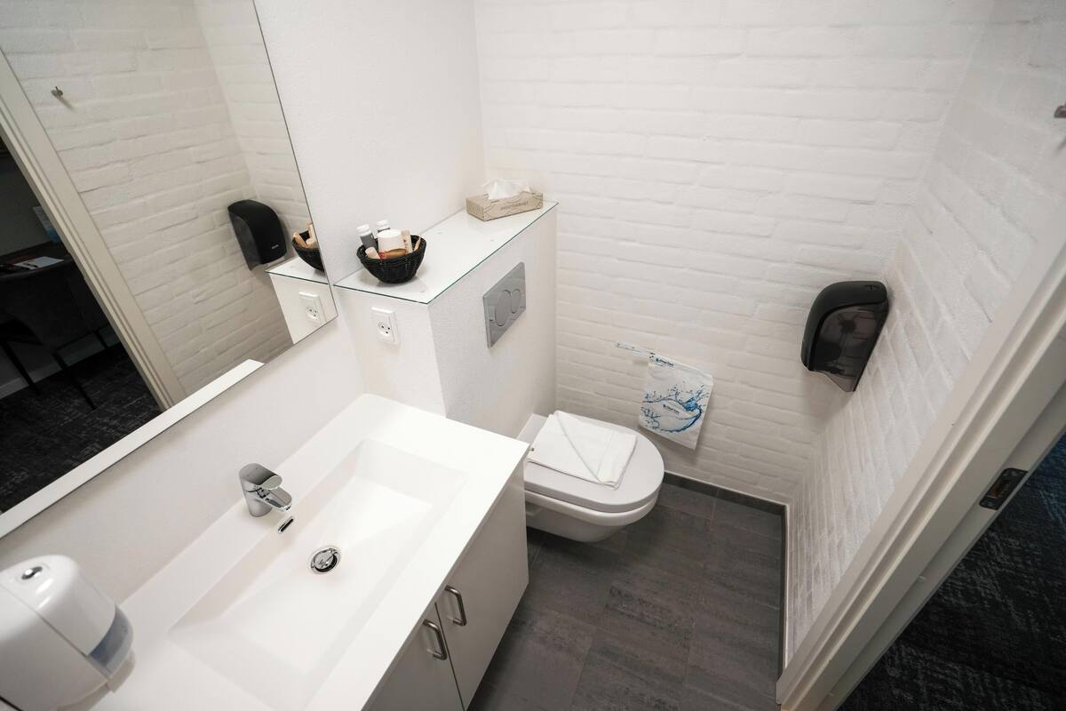 superior double room | bathroom | shower, towels, soap, shampoo