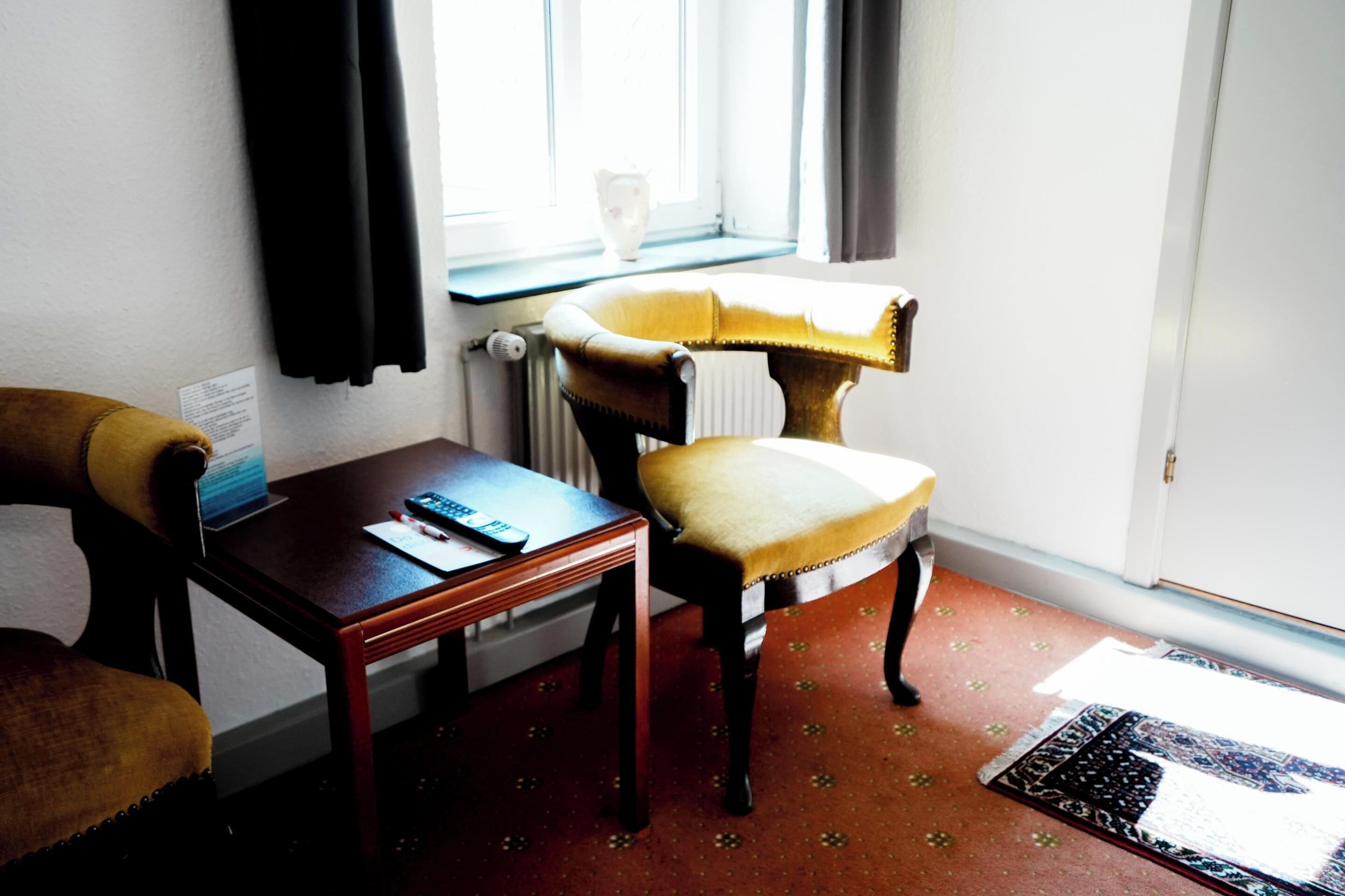 triple room | living area | flat-screen tv