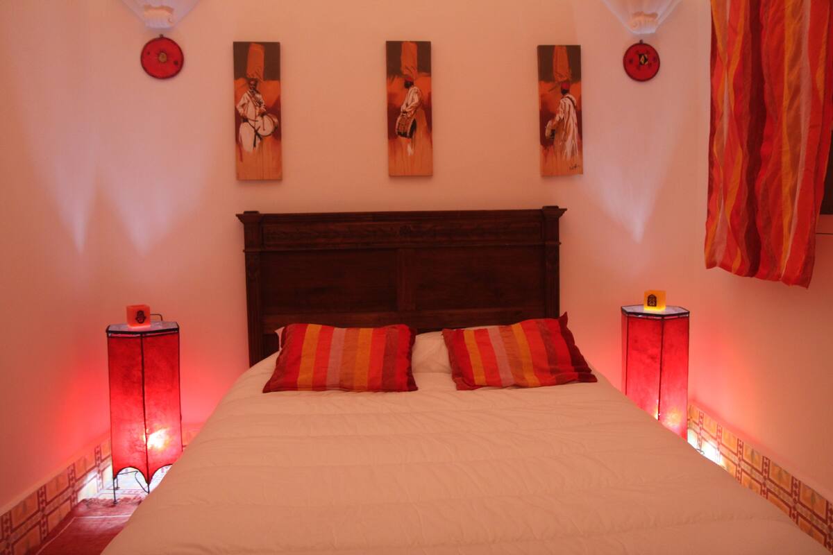 Double Room (Soleil Couchant) | Individually decorated, individually furnished, iron/ironing board