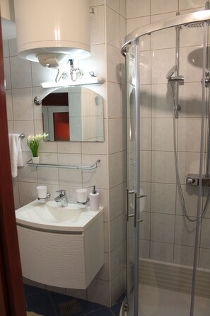 Secador de pelo, toallas, jabón, shampoo