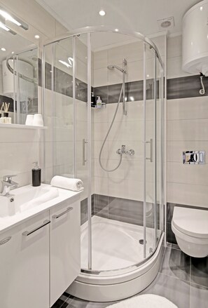 Studio (Apartment Nerio Stradun) | Bathroom | Hair dryer, towels, soap, shampoo - Apartments Nerio (Dubrovnik)
