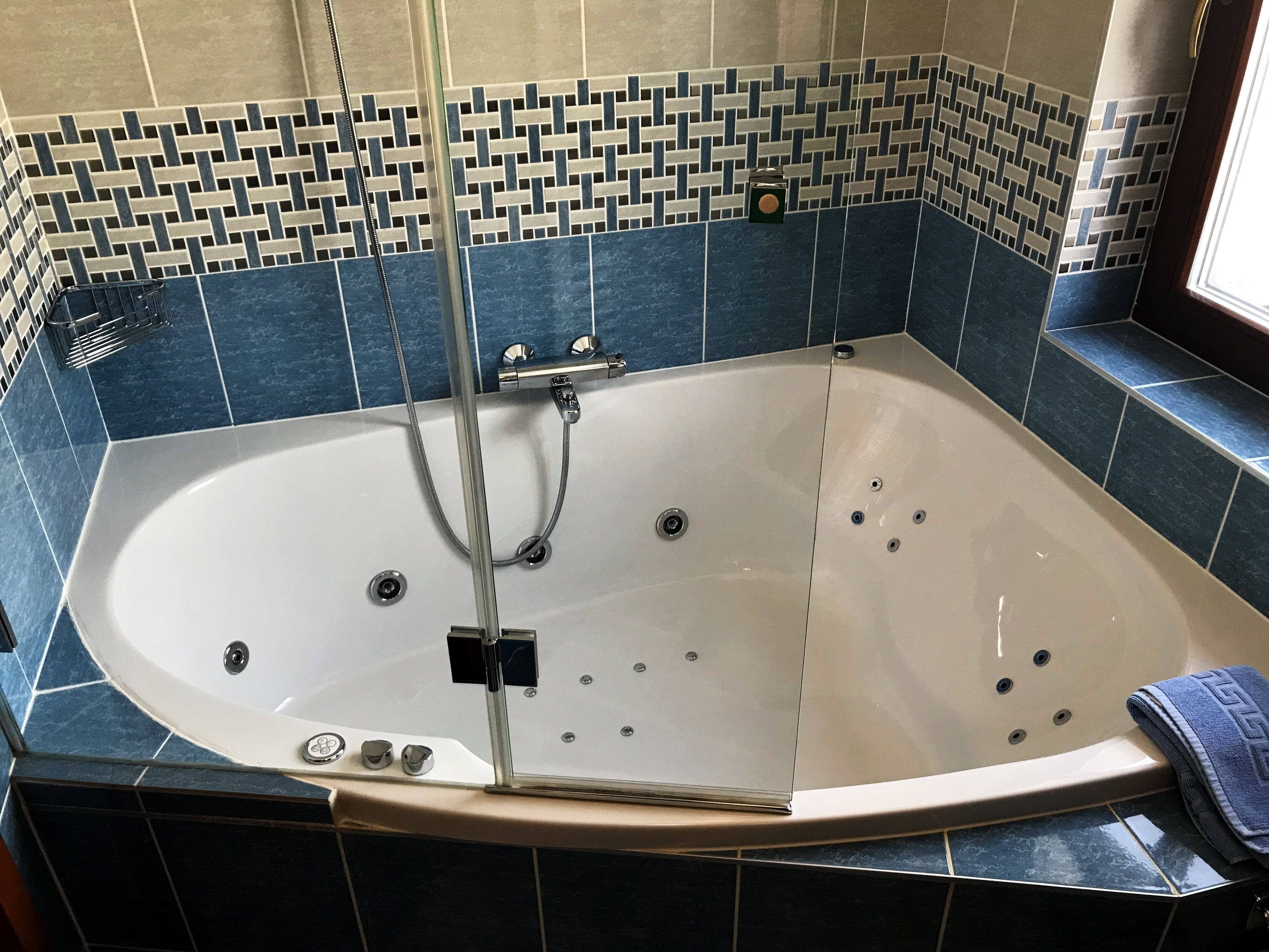 exclusive double room, jetted tub | jetted bathtub