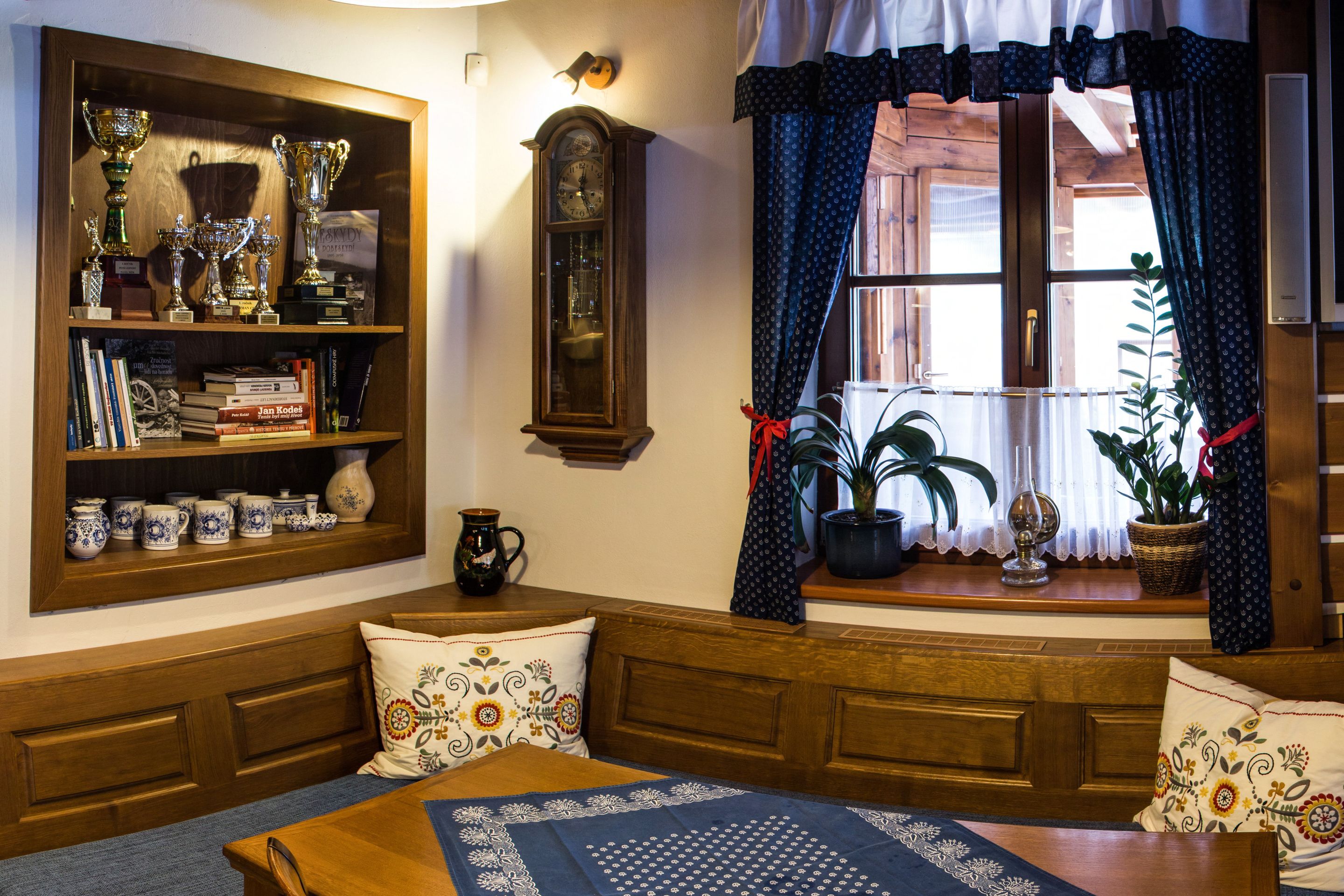 breakfast, lunch, dinner served; garden views