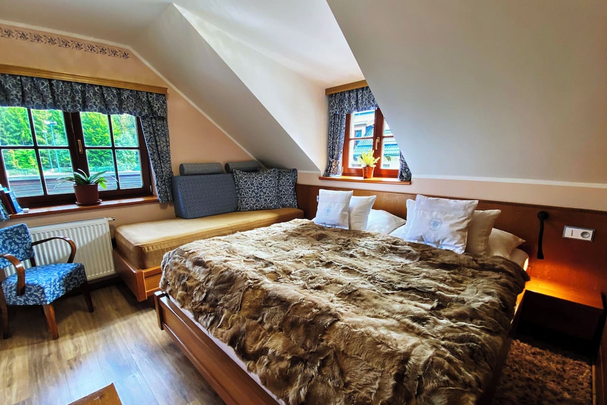 Deluxe Apartment, 1 Queen Bed, Jetted Tub | 1 bedroom, premium bedding, Select Comfort beds, minibar